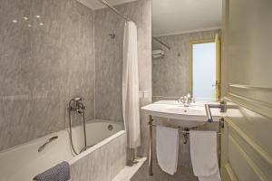 A bathroom at Airotel Stratos Vassilikos Hotel