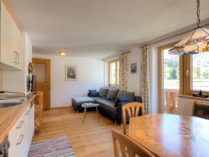 sala de estar con sofá y mesa en Haus Ricarda, en Lech am Arlberg