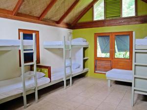 Divstāvu gulta vai divstāvu gultas numurā naktsmītnē Beachouse Resort