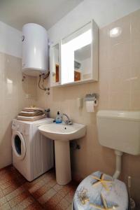 A bathroom at Apartment MIRAcle