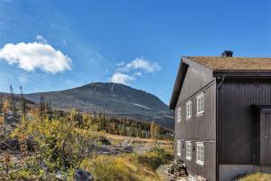 een gebouw met een berg op de achtergrond bij Leilighet Gaustablikk in Rjukan