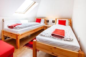 Posteľ alebo postele v izbe v ubytovaní Apartmány Nevädza