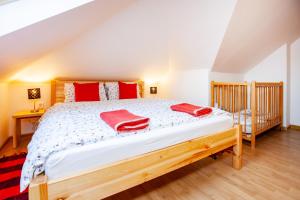 Posteľ alebo postele v izbe v ubytovaní Apartmány Nevädza
