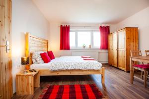 Posteľ alebo postele v izbe v ubytovaní Apartmány Nevädza