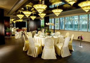 Restoran või mõni muu söögikoht majutusasutuses Regal Riverside Hotel +37 fotot