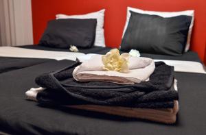uma pilha de toalhas sentadas em cima de uma cama em Tomas Apartments em Skopje