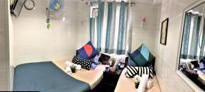Habitación con 1 cama y 2 almohadas en Sydney Hostel, en Hong Kong