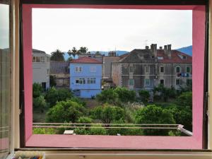 ein Fenster mit Stadtblick in der Unterkunft Vila Rosa in Vis