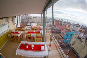 イスタンブールにあるOttoman Time Hotelの市街の景色を望むバルコニー(テーブル、椅子付)