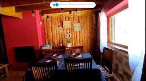 een eetkamer met een blauwe tafel en stoelen bij Casita Morada in Navalespino +6 foto's