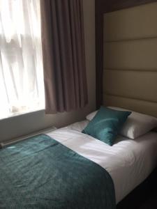 Postel nebo postele na pokoji v ubytování Glendale Hyde Park Hotel
