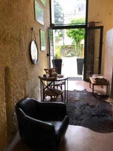 a living room with a couch and a table at Chambre Troglodytique Villa Marie Louise in Rochecorbon