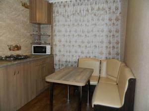 una pequeña cocina con mesa y 2 sillas en ул. Киевская Апартаменты, en Kremenchuk