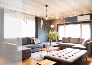 uma sala de estar com um sofá e uma mesa em HH house sapporo em Sapporo
