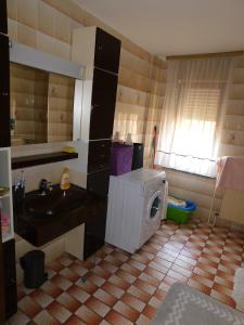 eine kleine Küche mit einer Spüle und einer Mikrowelle in der Unterkunft Haus Videm in Videm pri Ptuju