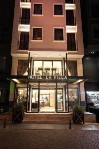 a hotel la villa wird nachts beleuchtet in der Unterkunft Hotel La Villa in Istanbul