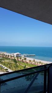 - une vue sur la plage depuis le balcon d'un bâtiment dans l'établissement BATUMI BEACH TOWER, à Batoumi