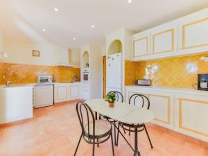 Kuchyň nebo kuchyňský kout v ubytování Villa Hameau du Brost by Interhome