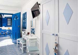 a room with a blue wall and a blue door at Roula Villa Studios & Apartments in Perissa