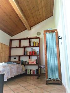 una camera con un letto e una libreria con libri di Locanda Agnella a Porto Mantovano