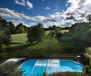 una piscina en medio de un campo en Les Quatre Siècles, en Hercé