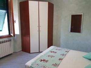 A bed or beds in a room at Piccolo Poggio Apartments