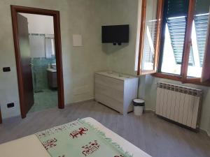 A television and/or entertainment centre at Piccolo Poggio Apartments