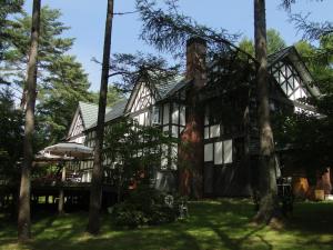 茅野市にあるノマの森 Nomanomori B&Bの木々が目の前に広がる古民家