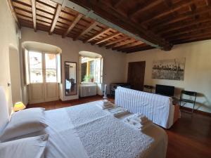 ein Schlafzimmer mit einem großen weißen Bett in einem Zimmer in der Unterkunft Palatina apartment in Turin