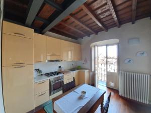 uma cozinha com uma mesa e um fogão forno superior em Palatina apartment em Turim