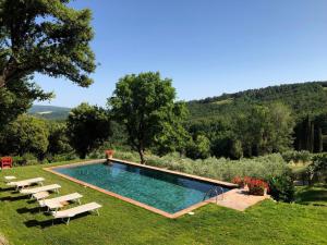 Pemandangan kolam renang di Villa La Sciolta atau berdekatan