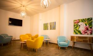Televízia a/alebo spoločenská miestnosť v ubytovaní Hotel Bari