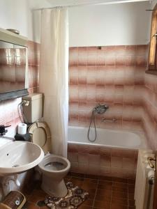 ベリ・イスカにあるMama Emiliya Guest Houseのバスルーム(トイレ、バスタブ、シンク付)