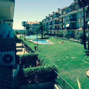 vista su un cortile con piscina e su edifici di Apartamento, en pueblo pesquero a Les Cases d'Alcanar