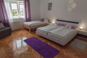 sypialnia z 2 łóżkami i kanapą w obiekcie Holiday Home Domi w Novim Vinodolskim