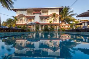 Bazén v ubytování La Vaiencia Beach Resort, Morjim nebo v jeho okolí