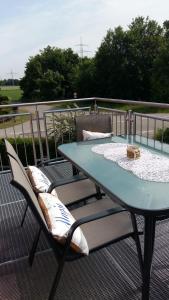 ein Tisch und zwei Stühle auf einer Terrasse in der Unterkunft Ferienwohnung Giovanni in Schwandorf in Bayern