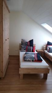 ein Zimmer mit einem Bett mit Kissen darauf in der Unterkunft Ferienwohnung Giovanni in Schwandorf in Bayern
