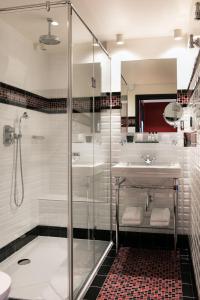 Een badkamer bij Hotel Monsieur & Spa
