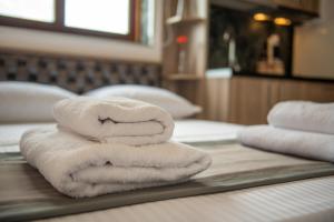 Posteľ alebo postele v izbe v ubytovaní Jolandas Suites + 37 fotografií