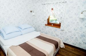 a small bedroom with a bed with a window at Apartamenty Romanowka in Raszów