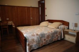 Posteľ alebo postele v izbe v ubytovaní Albergo Del Ponte