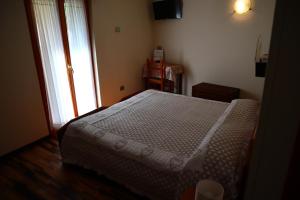 Posteľ alebo postele v izbe v ubytovaní Albergo Del Ponte