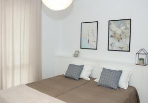 um quarto com uma cama com duas almofadas em Stylish Retreat / High-end Flat / Varna Downtown em Varna City