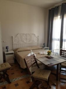 En eller flere senger på et rom på Casa Nostra Villa Cellini