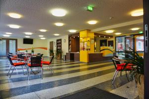 un restaurante con mesa y sillas en un edificio en Jugendherberge Flensburg, en Flensburg