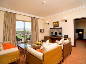 uma sala de estar com dois sofás e uma mesa em Palais Médina Riad Resort em Fez