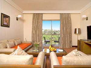 TV a/nebo společenská místnost v ubytování Palais Medina Riad Resort