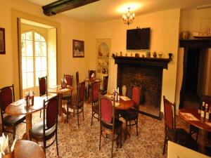 A restaurant or other place to eat at The Langley Arms Bed and Breakfast