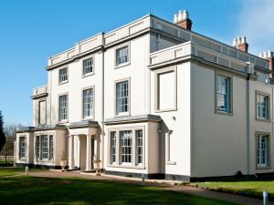 una gran casa blanca en un césped en YHA Stratford-Upon-Avon en Stratford-upon-Avon